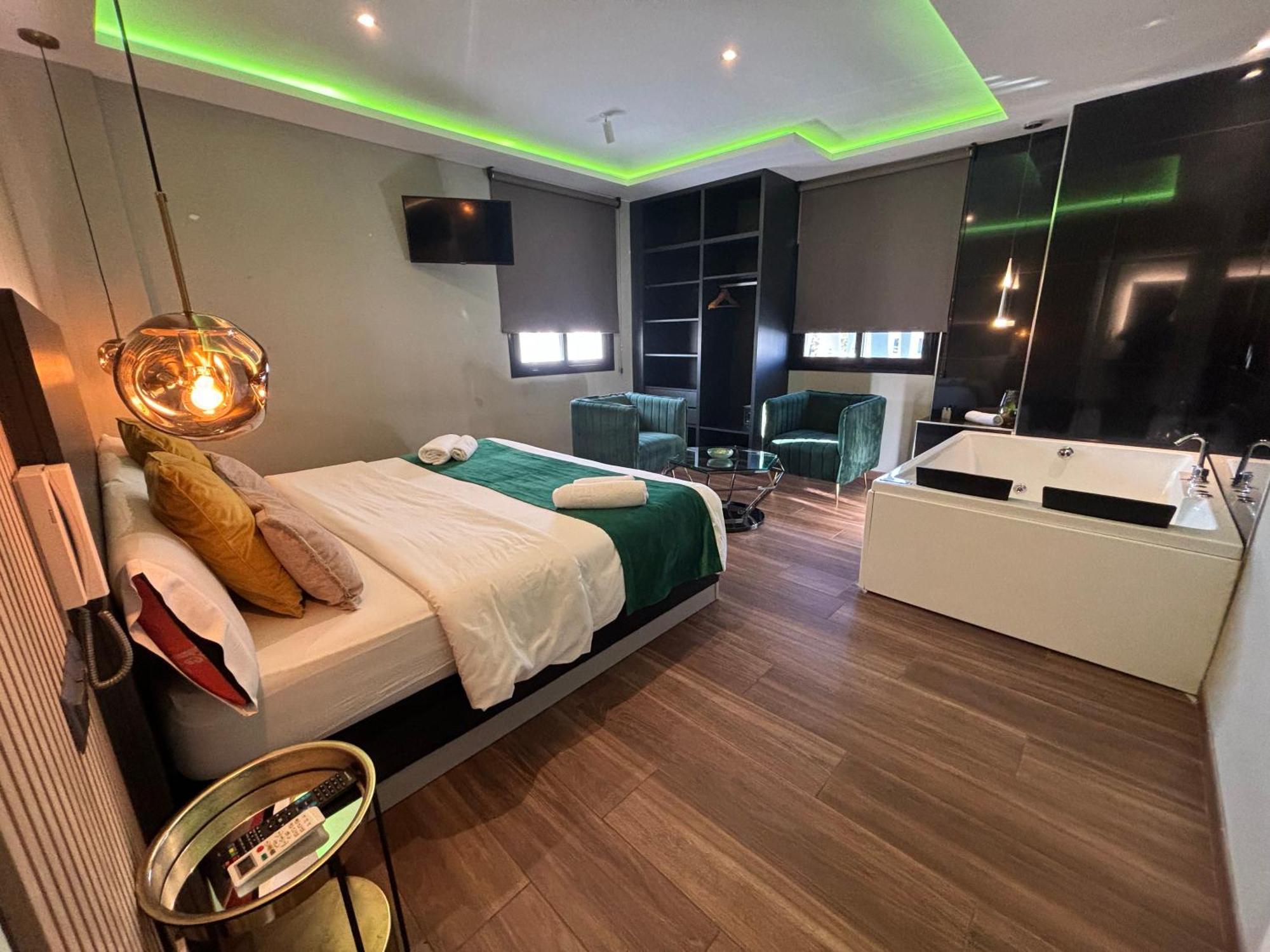 Daos Suites & Terrace Μαρμπέλλα Εξωτερικό φωτογραφία